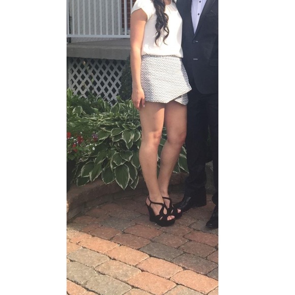 Patterned skort - worn once - Picture 7 of 7